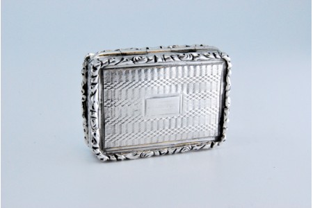 Caixa de Vinagrete em prata e ouro com frisos na tampa e envolvência do período Vitoriano.